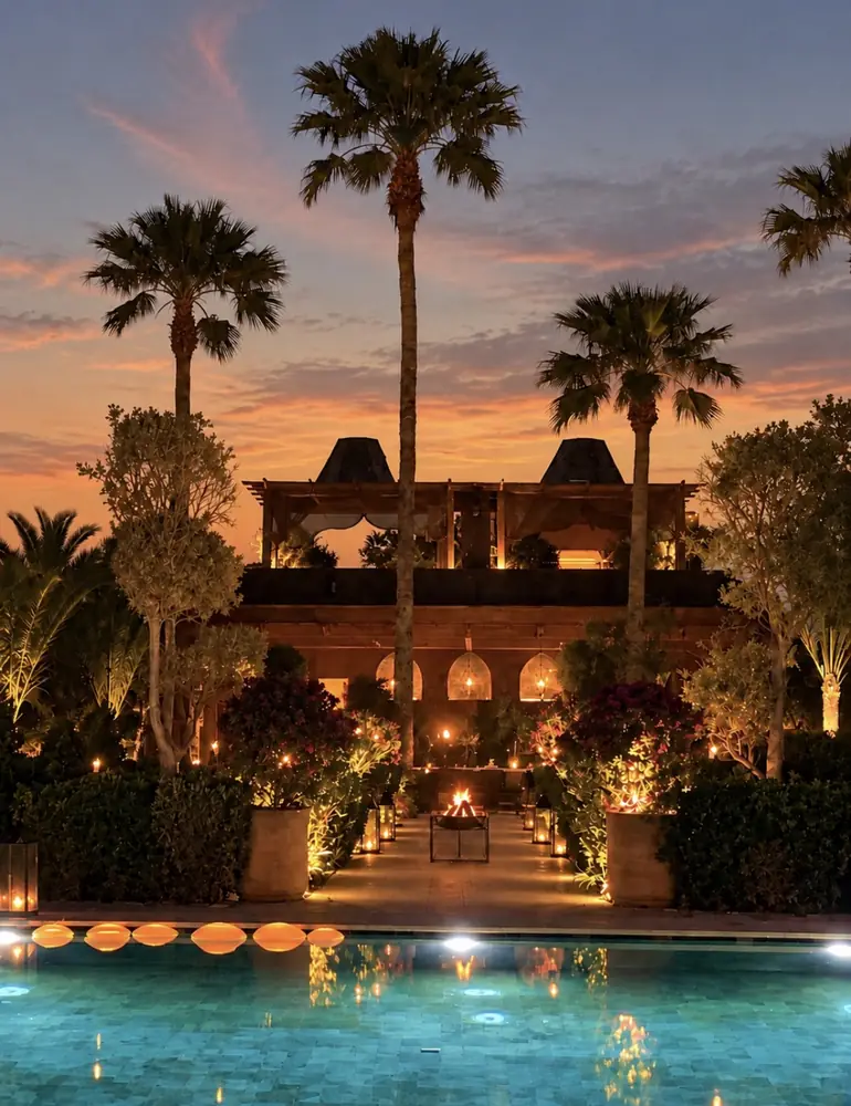 La maison au crépuscule, depuis la piscine