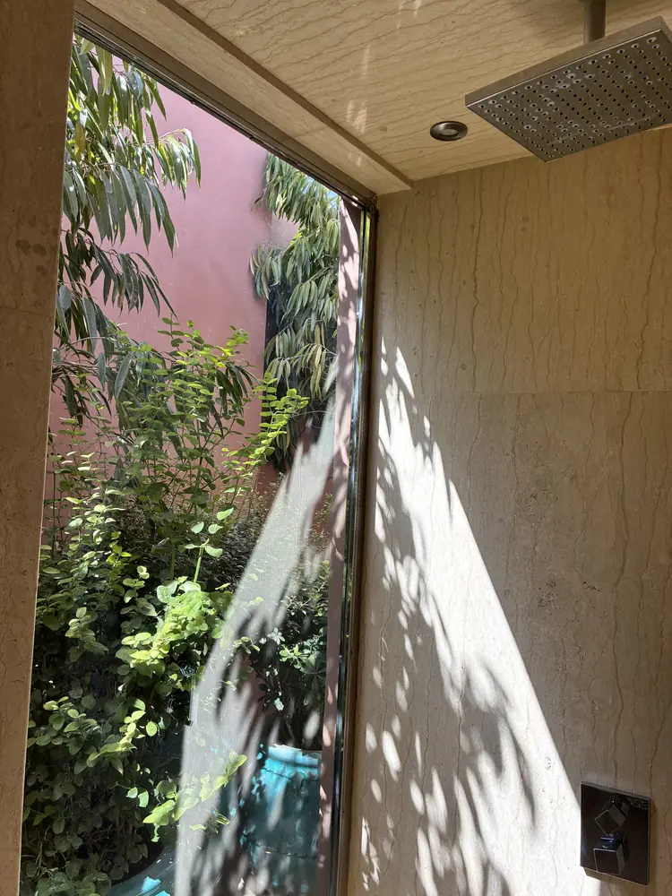 La douche ouverte sur le patio